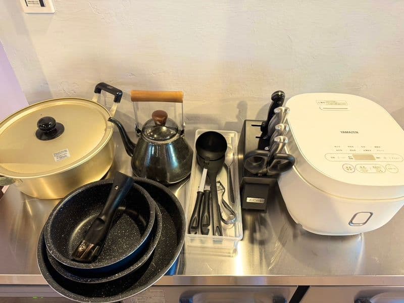 Pots, kettle, frying pans, knives and a rice cooker